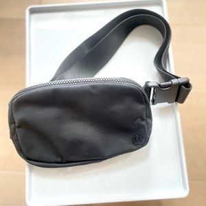 Like-New Black Lulu lemon Fanny pack. Perfect condition.